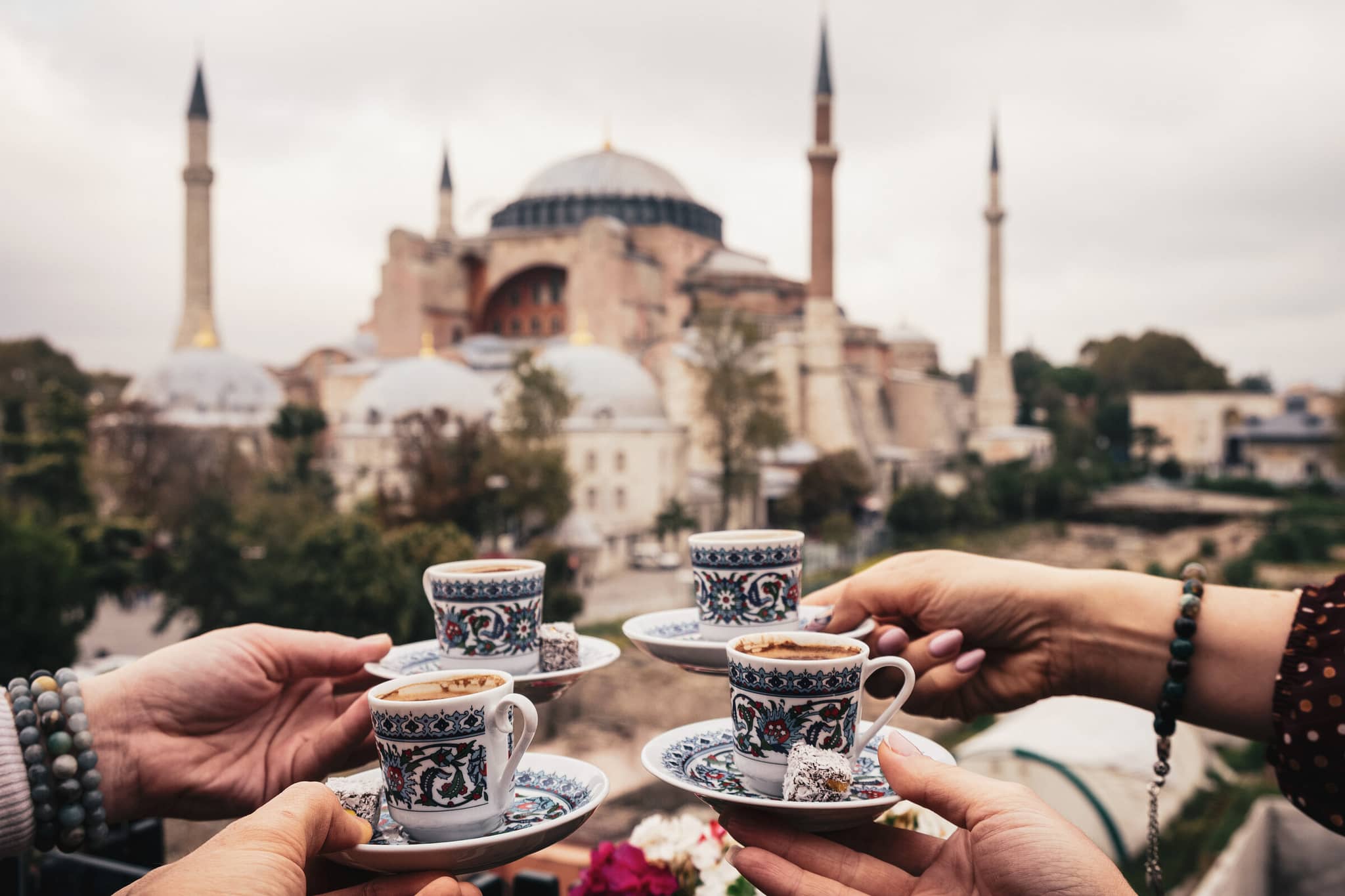 Treasures of Türkiye gallery Gallery5 CoffeewithMosqueIstanbul Turkiye GettyImages 1094344258