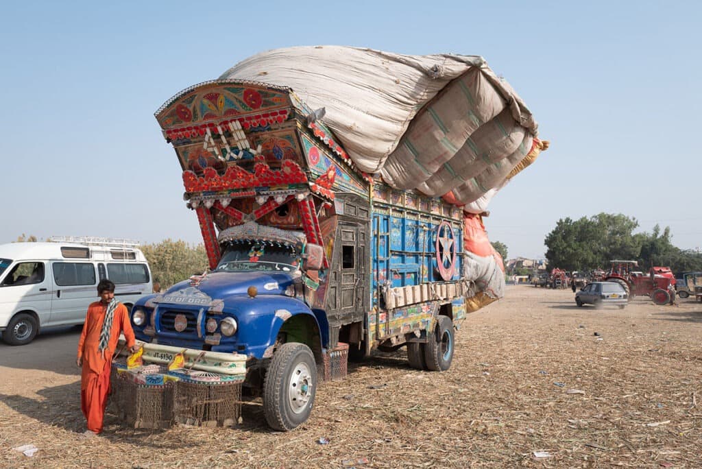 pakistan jingle truck driver 1024x684